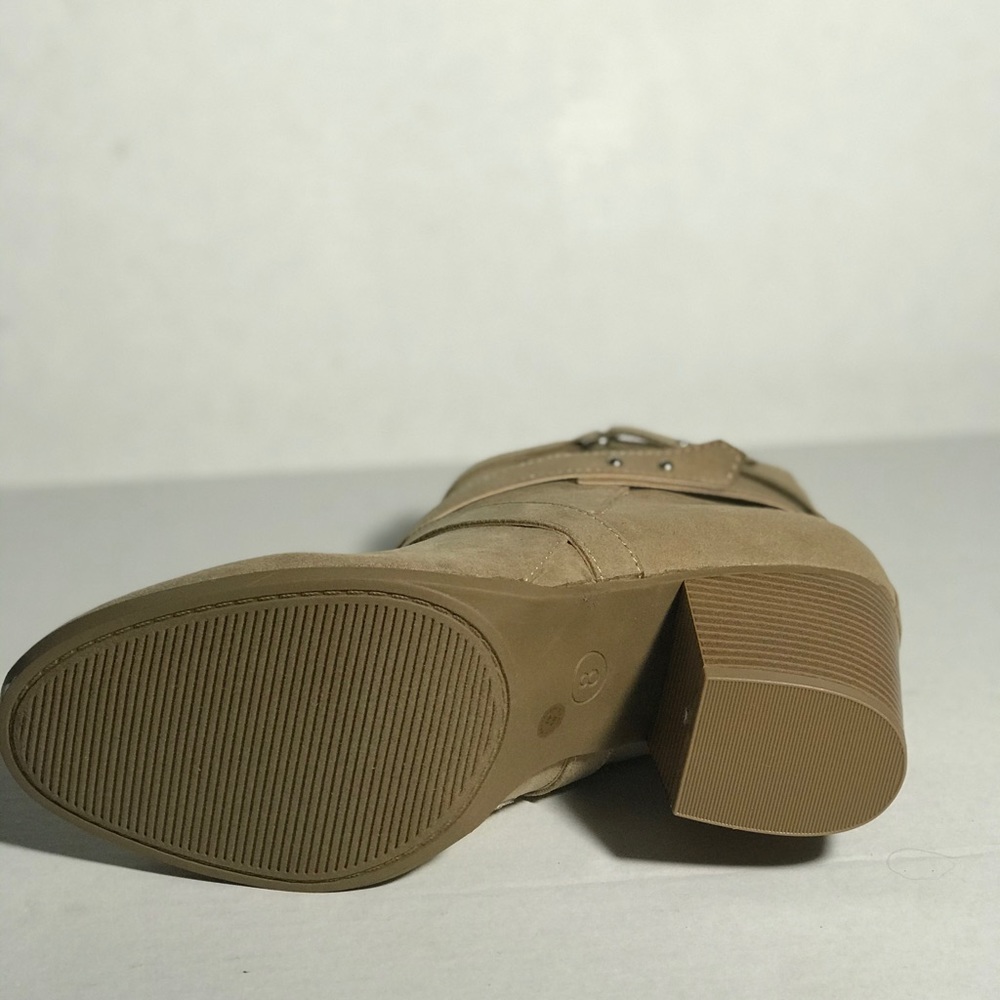 Boots - Picture 5 of 8